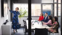 Who we are | Uniwersytet WSB Merito Szczecin: Wykładowca przedstawia prezentacje grupie studentów