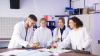 Who we are | Uniwersytet WSB Merito Szczecin: grupa studentów w laboratorium