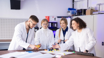 Who we are | Uniwersytet WSB Merito Szczecin: grupa studentów w laboratorium