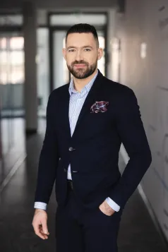 Our values | Uniwersytet WSB Merito Szczecin: Student Uniwersytetu WSB Merito w eleganckim stroju biznesowym.