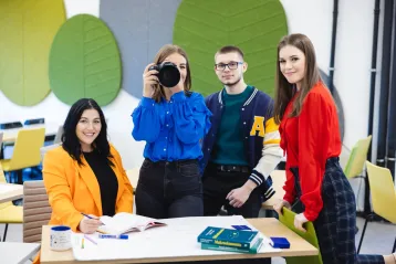 Strona główna | Uniwersytet WSB Merito Szczecin: Studenci Uniwersytetu WSB Merito w sali kreatywnej, dziewczyna robi zdjęcie