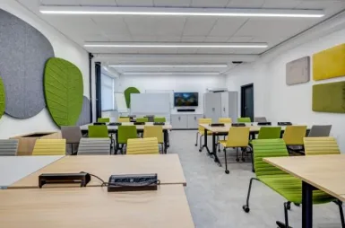 Our campus | Uniwersytet WSB Merito Szczecin: Sala wykładowa WSB Merito w wiosennych kolorach.