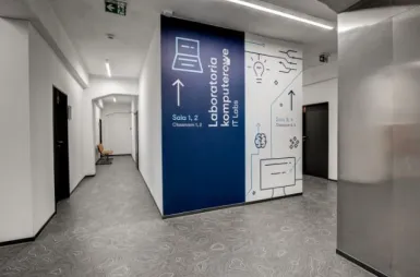 Our campus | Uniwersytet WSB Merito Szczecin: Korytarz przed laboratoriami komputerowymi WSB Merito Szczecin.