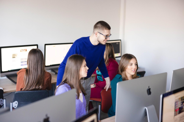 Who we are | Uniwersytet WSB Merito Szczecin: Studenci korzystają z komputerów