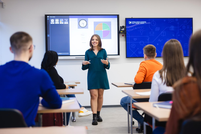 Our values | Uniwersytet WSB Merito Szczecin: Studentka Uniwersytetu WSB Merito prezentująca projekt multimedialny podczas zajęć
