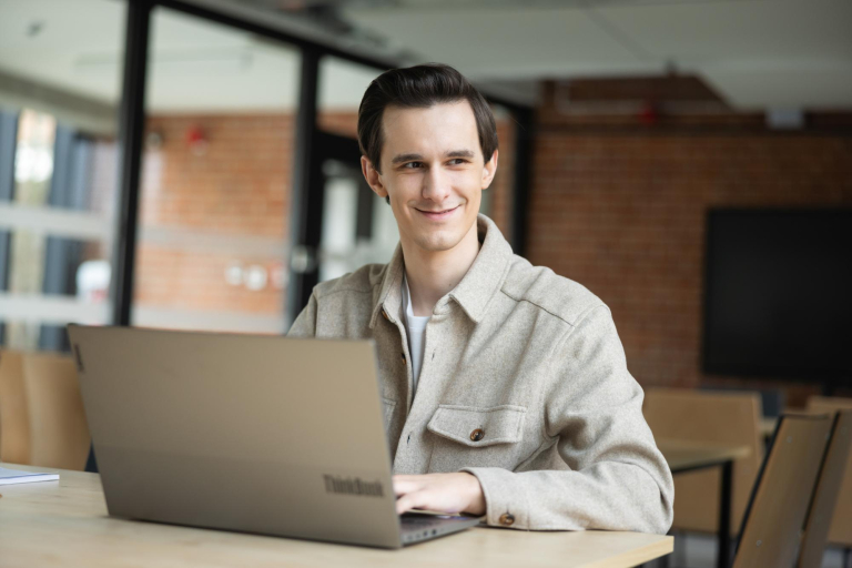 Digital university | Uniwersytet WSB Merito Szczecin: Student Uniwersytetu WSB Merito pracujący przy laptopie