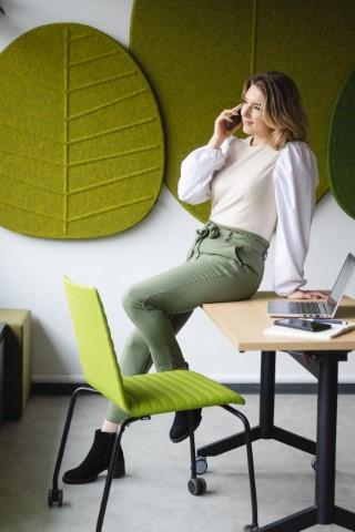 Who we are | Uniwersytet WSB Merito Szczecin: studentka w sali rozmawiająca przez telefon