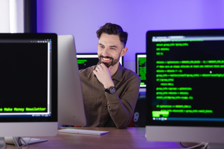 Digital university | Uniwersytet WSB Merito Szczecin: Student Uniwersytetu WSB Merito pracujący przy komputerze w laboratorium IT