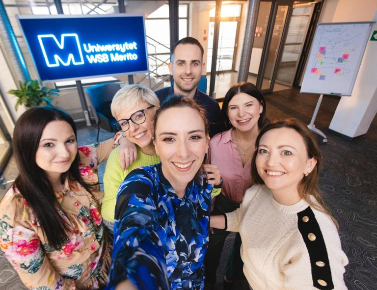 University without barriers | Uniwersytet WSB Merito Szczecin: grupa studentów robi selfie na uczelni
