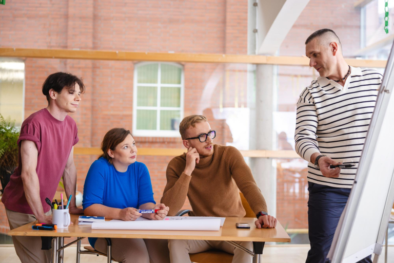Our values | Uniwersytet WSB Merito Szczecin: Zajęcia warsztatowe na Uniwersytecie WSB Merito – grupa studentów pracująca nad projektem