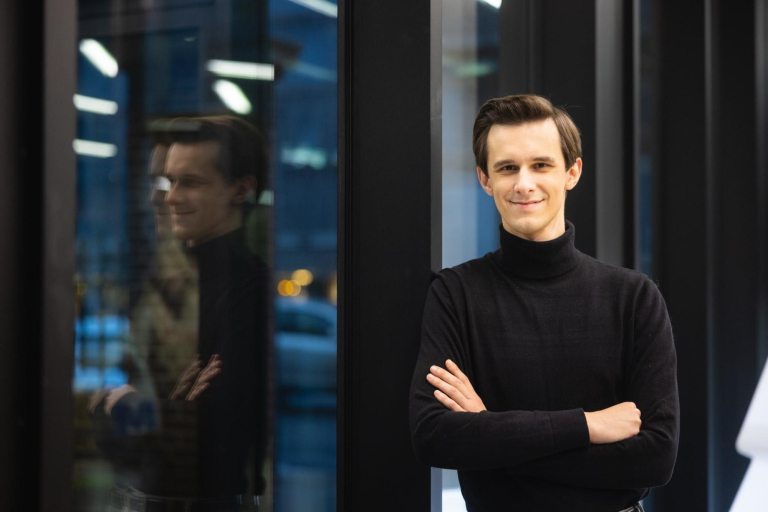 Research output | Uniwersytet WSB Merito Szczecin: Student Uniwersytetu WSB Merito w nowoczesnym wnętrzu uczelni