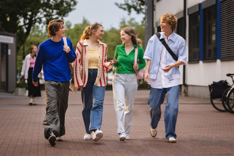 Who we are | Uniwersytet WSB Merito Szczecin: grupa studentów w parku