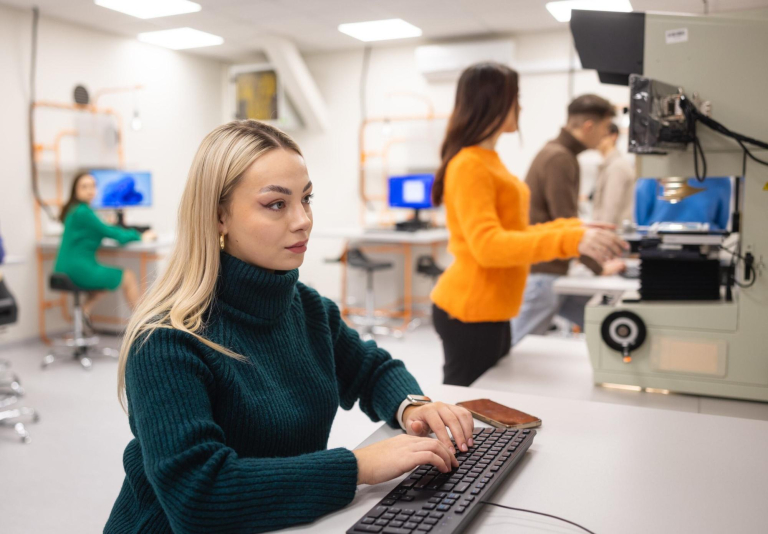 Research output | Uniwersytet WSB Merito Szczecin: "Studentka Uniwersytetu WSB Merito pracująca przy komputerze w laboratorium technicznym