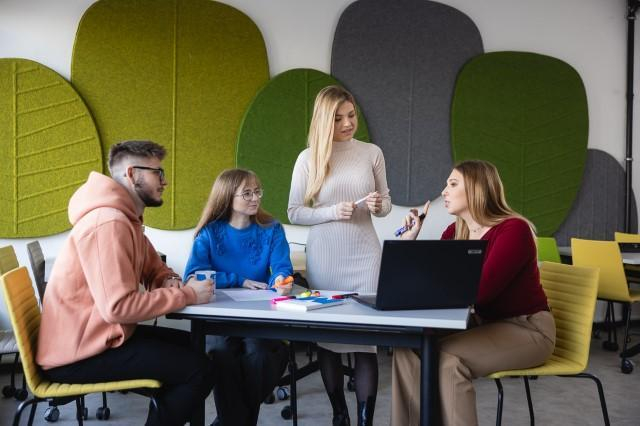Student zone | Uniwersytet WSB Merito Szczecin: grupa studentów dyskutująca nad projektem
