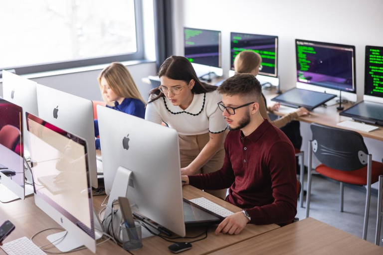 Digital university | Uniwersytet WSB Merito Szczecin: grupa studentów w sali komputerowej