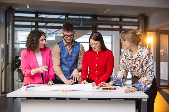 Digital university | Uniwersytet WSB Merito Szczecin: Grupa studentów realizująca projekt na Uczelni WSB Merito Szczecin