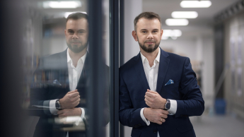 Web Application Developer, studia I stopnia, licencjackie i inżynierskie: Główna grafika: Toruń - studia podyplomowe - Uczestnik studiów podyplomowych pozujący do zdjęcia