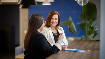 Accounting and Corporate Finance | WSB Merito Toruń University: Główna grafika: Toruń - studia podyplomowe - Uczestnicy studiów podyplomowych podczas zajęć