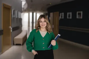 Student Zone | WSB Merito Toruń University: Główne zdjęcie: Przeniesienie z innej uczelni - Uniwersytet WSB Merito w Toruniu - studentka na korytarzu uczelni