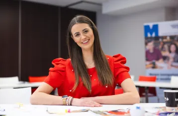 Transfer from another university | WSB Merito Toruń University: uśmiechnięta studentka w sali wykładowej