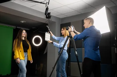 Student ABC | WSB Merito Toruń University: studenci podczas praktyk w studiu nagrań