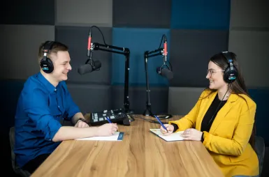 Our campus | WSB Merito Toruń University: studenci na praktykach w studiu nagrań