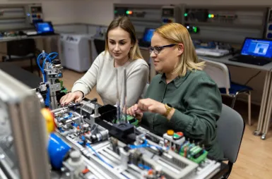 Our campus | WSB Merito Toruń University: studentka z wykładowczynią przy projekcie inżynieryjnym
