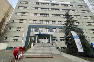 Our campus | WSB Merito Toruń University: budynek Uniwersytetu WSB Merito w Toruniu od ul. Młodzieżowej