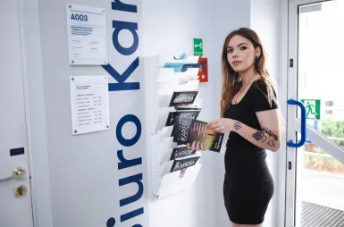 Student ABC | WSB Merito Toruń University: studentka przed biurem karier na Uniwersytecie WSB Merito Toruń