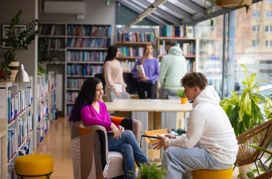 Library | WSB Merito Toruń University: Studenci w bibliotece Uniwersytetu WSB Merito w Toruniu