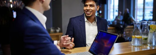 Department of International Relations | WSB Merito Toruń University: Studia i praktyki za granicą - Toruń - dwóch studentów o różnej narodowości