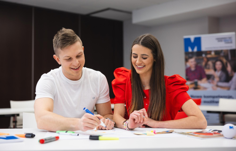 University without barriers | WSB Merito Toruń University: student i studentka przy biurku podczas nauki