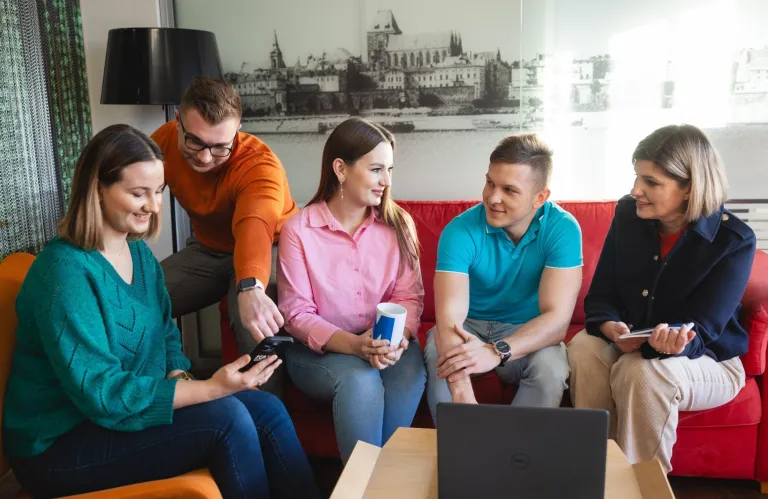 grupa studentów siedzi na sofie