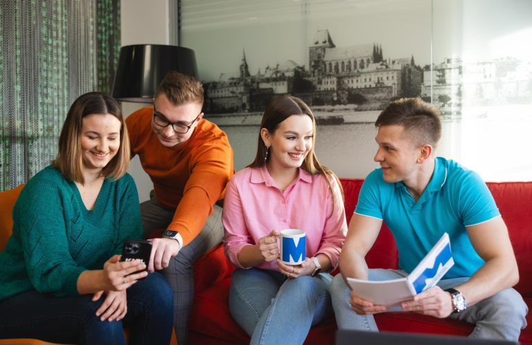 Student ABC | WSB Merito Toruń University: grupa studentów spędza czas wolny między zajęciami w strefie wypoczynku na uczelni