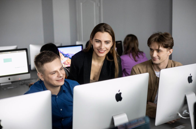 Our campus | WSB Merito Toruń University: troje studentów siedzi przed ekranami komputerów w sali komputerowej uniwersytetu