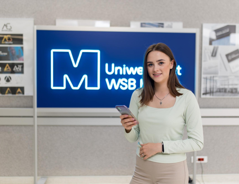 Rankings and accreditations | WSB Merito Toruń University: Główne zdjęcie: Dziekanat - Uniwersytet WSB Merito Toruń - uśmiechnięta studentka na korytarzu uczelni