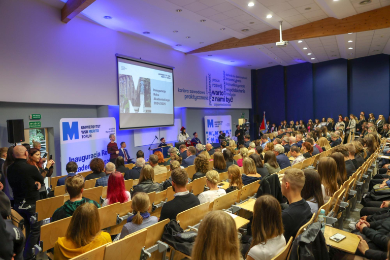 Who we are | WSB Merito Toruń University: studenci, wykładowcy i goście w auli Uniwersytetu WSB Merito w Toruniu