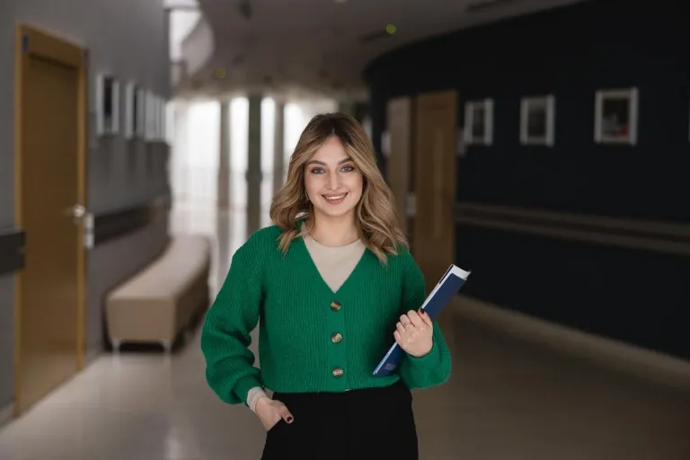 Transfer from another university | WSB Merito Toruń University: Główne zdjęcie: Przeniesienie z innej uczelni - Uniwersytet WSB Merito w Toruniu - studentka na korytarzu uczelni