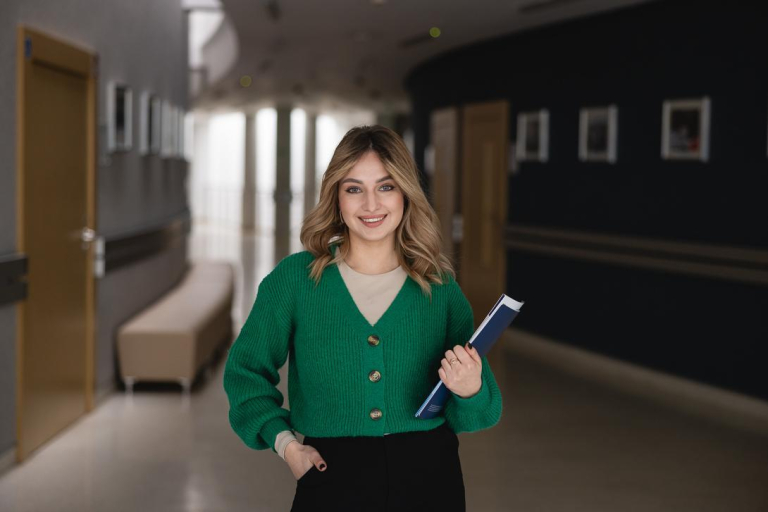 Transfer from another university | WSB Merito Toruń University: Główne zdjęcie: Przeniesienie z innej uczelni - Uniwersytet WSB Merito w Toruniu - studentka na korytarzu uczelni