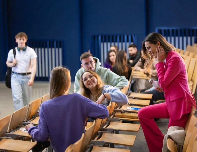 University without barriers | WSB Merito Toruń University: Studenci rozmawiają przed zajęciami w auli Uniwersytetu WSB Merito w Toruniu