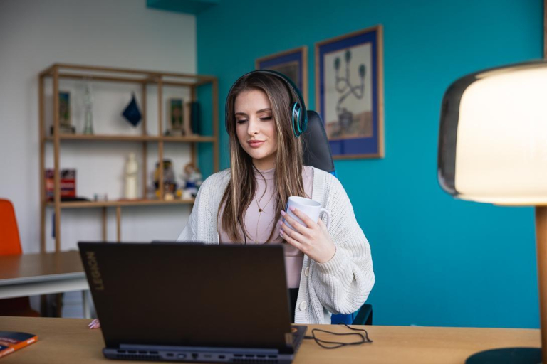 Transfer from another university | WSB Merito Toruń University: studentka podczas nauki przy komputerze na Uniwersytecie WSB Merito w Toruniu