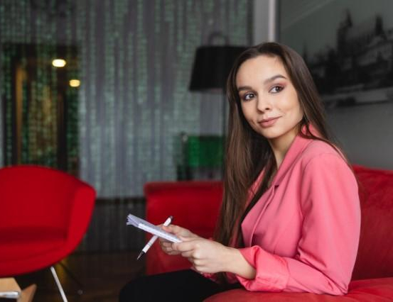 Bachelor's degree | WSB Merito Toruń University: Studenta podczas nauki na Uniwersytecie WSB Merito w Toruniu