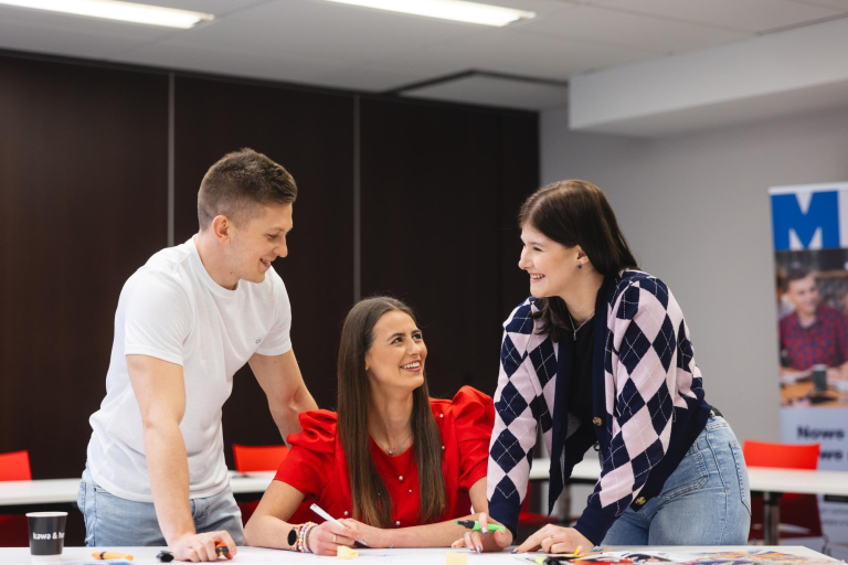 Master's degree | WSB Merito Toruń University: studenci podczas wspólnej pracy nad projektem na Uniwersytecie WSB Merito w Toruniu