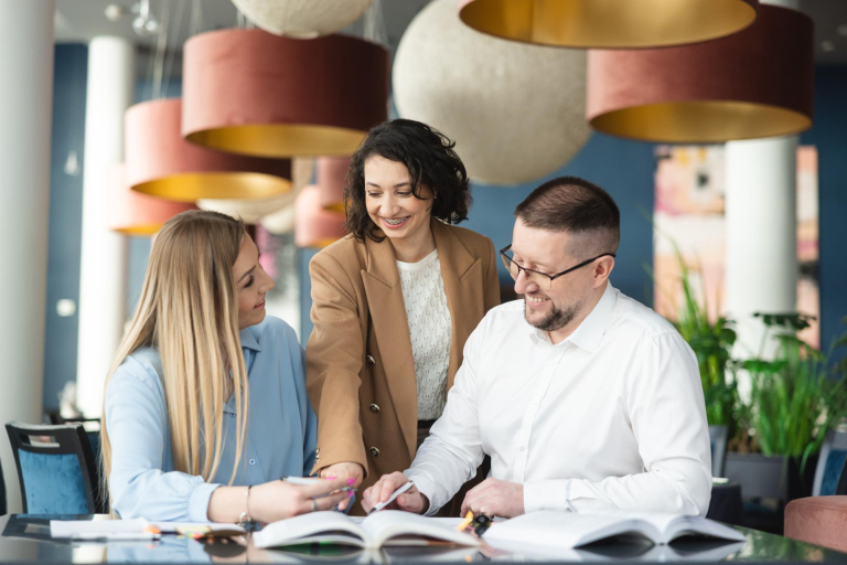 IT Project Manager, studia II stopnia, magisterskie: sp 3 osoby rozmawiające
