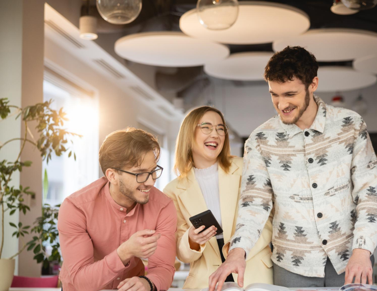 International Business, studia I stopnia, licencjackie i inżynierskie: Główna grafika: Strefa studenta - Uniwersytet WSB Merito w Toruniu - studenci podczas wspólnej nauki