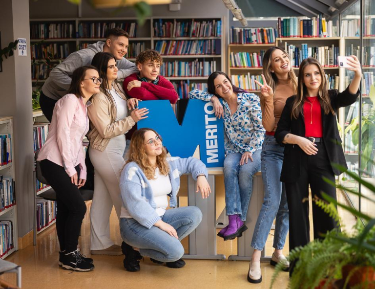 Student Council | WSB Merito Toruń University: Grafika głóna: Samorząd studencki - Toruń - Uniwersytet WSB Merito w Toruniu - grupa uśmiechniętych studentów w bibliotece