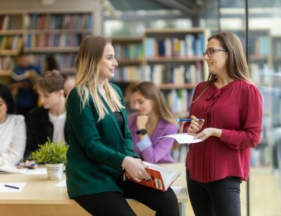 Bachelor's degree | WSB Merito Toruń University: Studentki rozmawiają w bibliotece Uniwersytetu WSB Merito w Toruniu