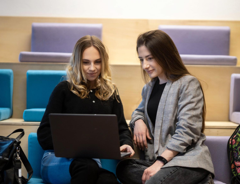 Centre for Modern Teaching Technologies | WSB Merito Toruń University: Centrum Nowoczesnych Technologii Nauczania - Toruń - Dwie dziewczyny pracujące na laptopie