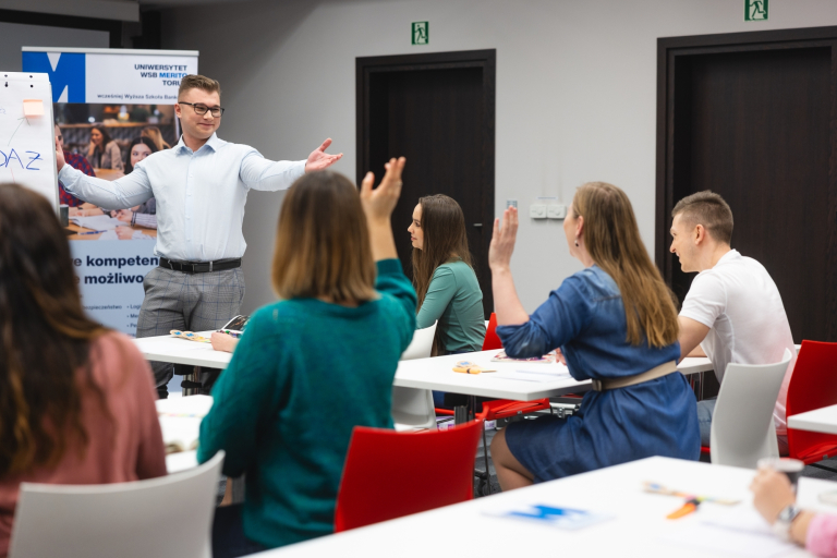 Marketing and Sales, studia II stopnia, magisterskie: Główna grafika: Toruń - studia I stopnia - grupa studentów podczas zajęć