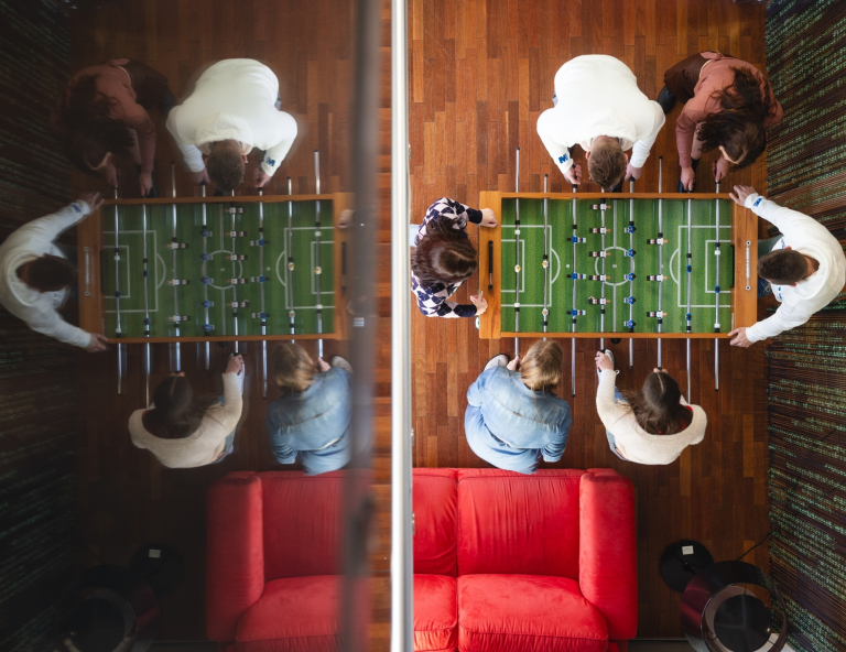 Accounting and Corporate Finance, studia I stopnia, licencjackie i inżynierskie: Główna grafika: Toruń - studia I stopnia - grupa studentów podczas gry w piłkarzyki